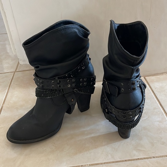 These boots are soooo CUTE! Size 9.5 fits like 9. Brand Not Rated - Picture 3 of 9